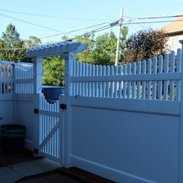 Fulton Privacy Fence with Franklin Concave Top