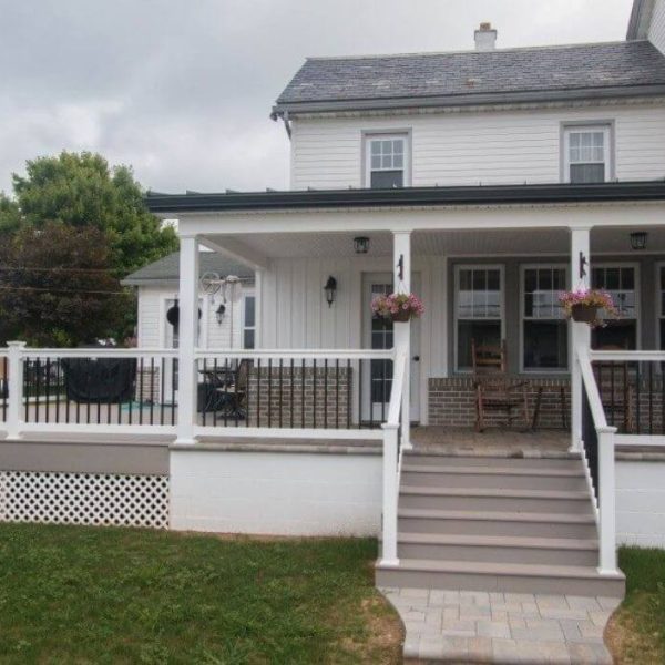 Decking with black and white vinyl railings