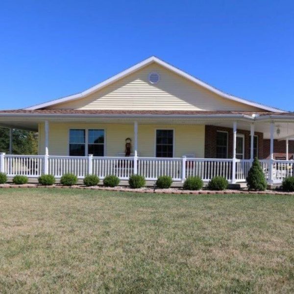 Rancher with covered patio and white vinyl rails