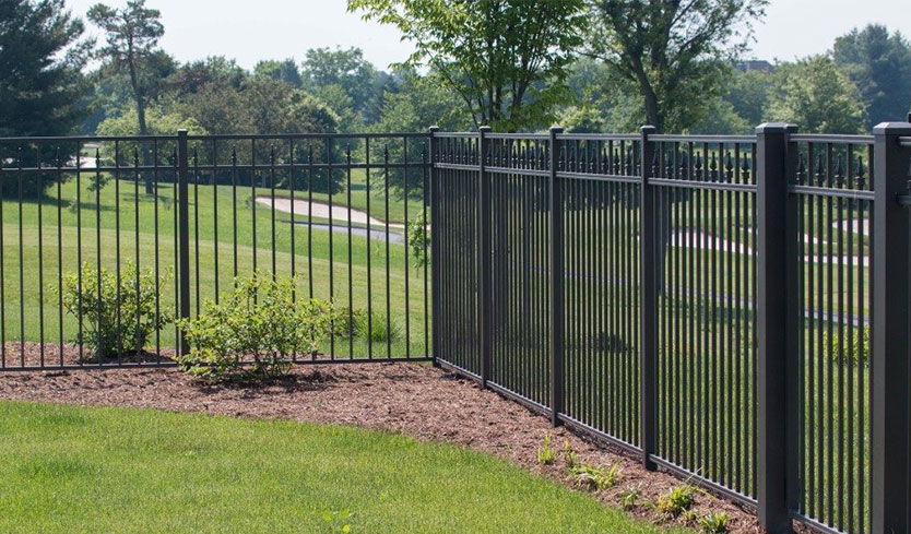 commercial grade fencing to keep dogs in your yard