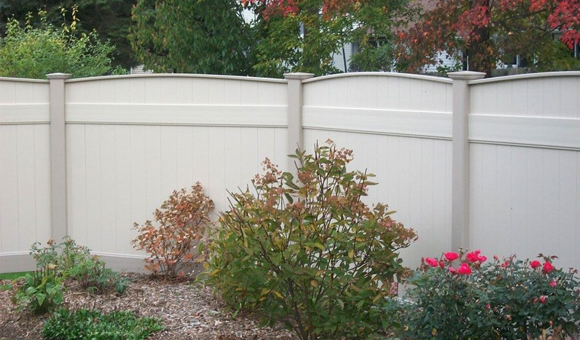 rounded privacy style fencing to keep dogs in your yard