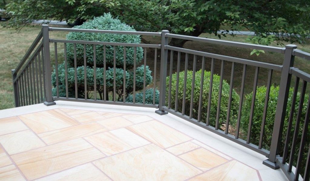 low-maintenance aluminum railing for deck stairs