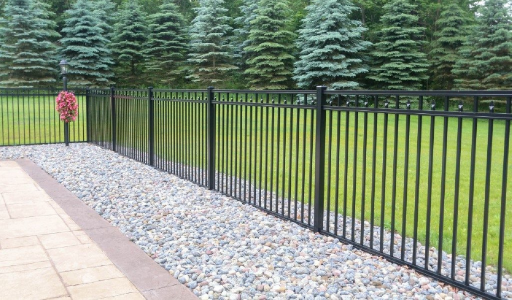 Shared Fences Guide to Splitting the Fence Cost with Your Neighbor