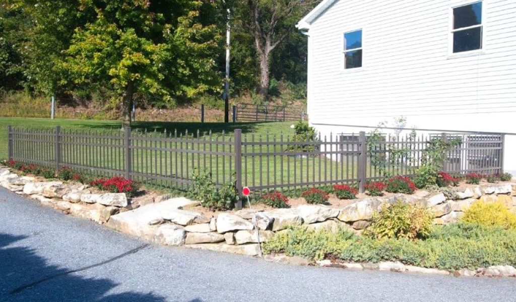 front yard aluminum picket fence design