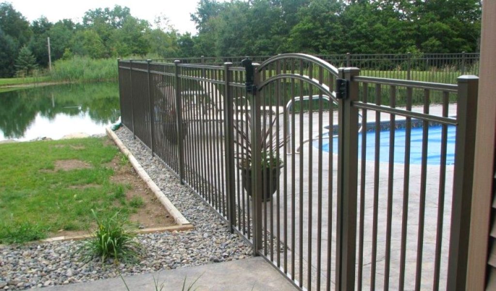 backyard picket fence idea for pool