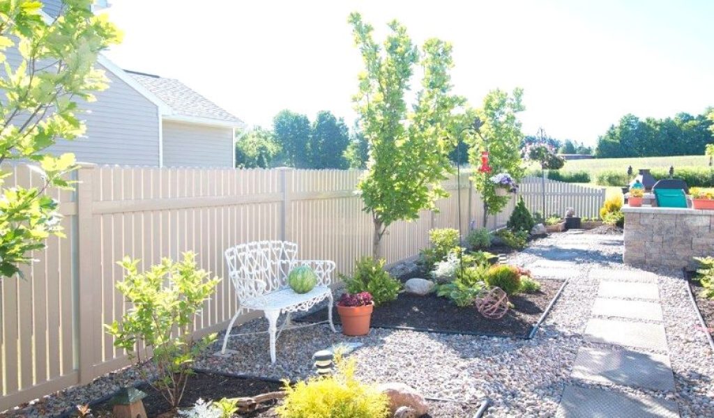 vinyl picket fence for backyard