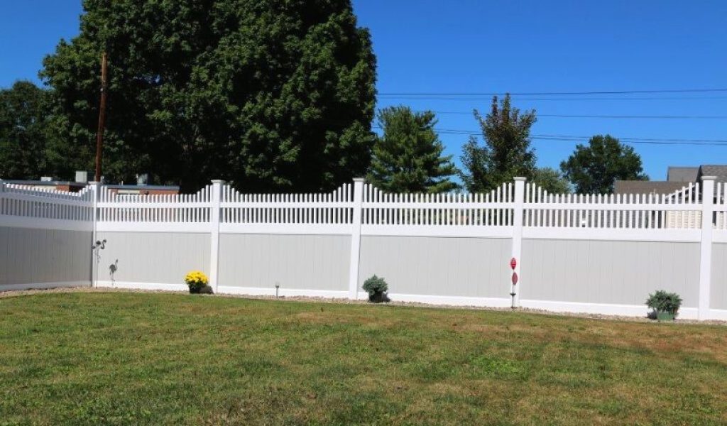 privacy picket fence made of vinyl