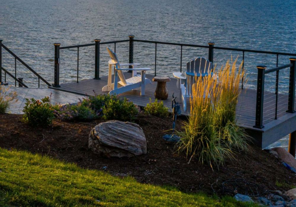 keylink aluminum railing around a floating deck and steps leading down into it