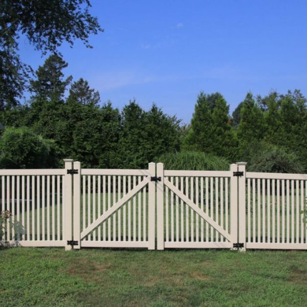 Vinyl Fence With Gate